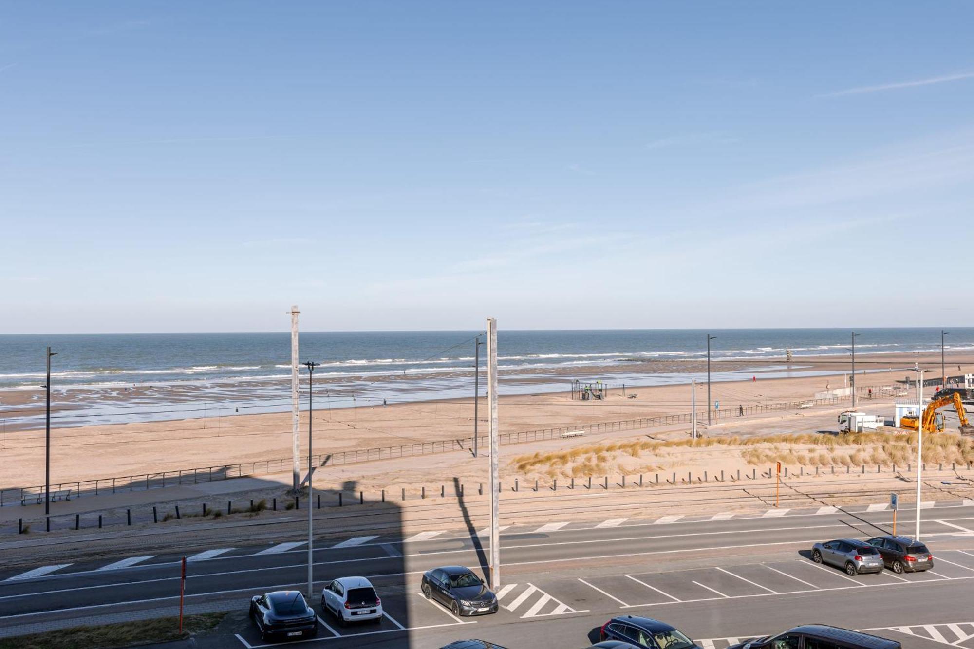 Huswell - Spacious & Modern Sea View Apartment With Garage Остенде Екстериор снимка